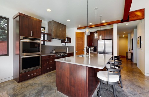 Warm Springs House | Luxurious home with hot tub, indoor/outdoor fireplace & WiFi - great location