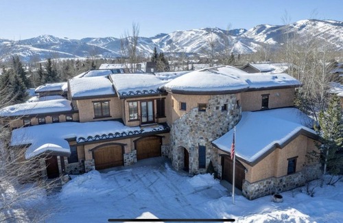 Park Meadows House | Luxurious Home with stunning ski resort views