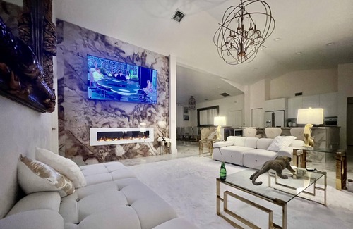 Greenview Shores House | Luxurious home with heated pool 3 min to WEF