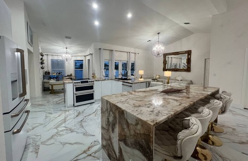 Greenview Shores House | Luxurious home with heated pool 3 min to WEF