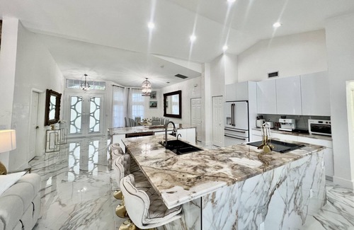 Greenview Shores House | Luxurious home with heated pool 3 min to WEF