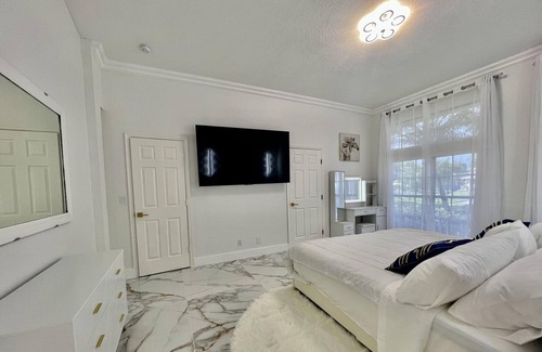 Greenview Shores House | Luxurious home with heated pool 3 min to WEF