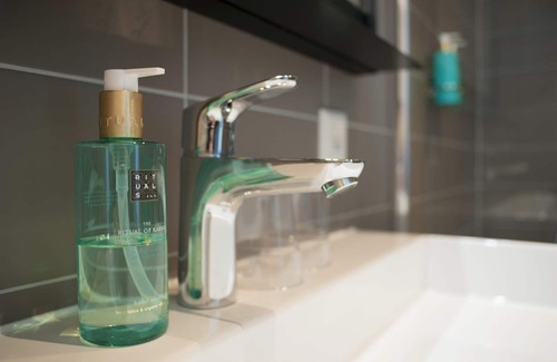 Voorthuizen Hotel | Luxurious hotel room for 4 people at De Boshoek on the Veluwe, with air conditioning, Nespresso machine, and meadow views. Book your sustainable holiday!