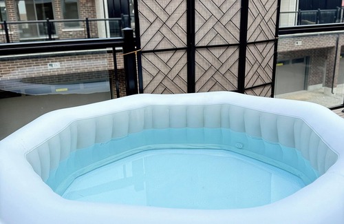 Oakville House | Luxurious House with pond view and Jacuzzi