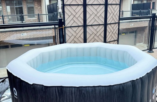 Oakville House | Luxurious House with pond view and Jacuzzi