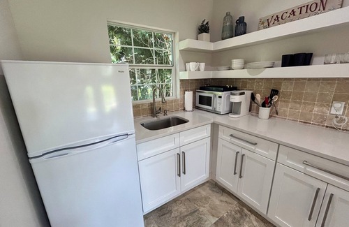 Vero Beach South Cottage | Luxurious King Guest Cottage - No Hidden Fees!