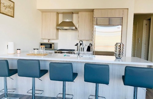 Innisfil House | Luxurious Lake front Island Twnhome Friday Harbour