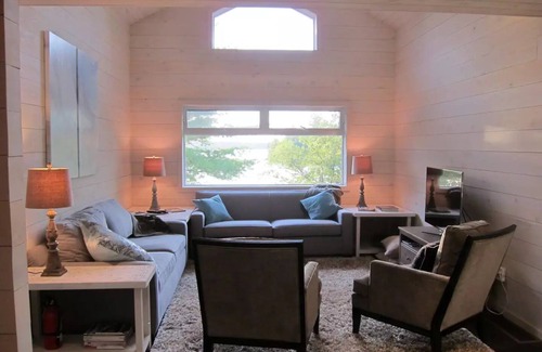 Trent Lakes House | Luxurious lake house, sunset views and Muskoka room