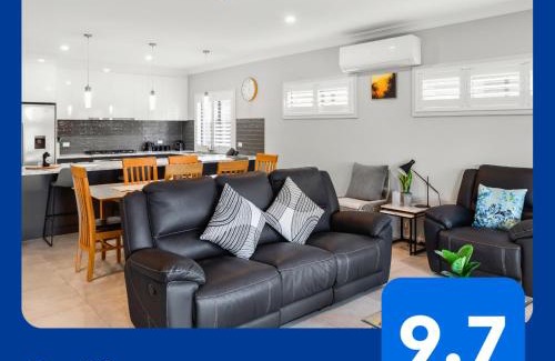 Victor Harbor House | Luxurious Lakefront on Franklin Island