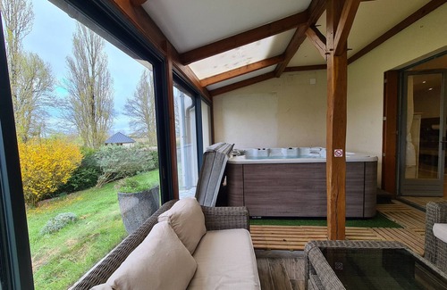 Lucay-le-Male Cottage | Luxurious Lakeview Retreat: Hot Tub, BBQ, Playground, Near ZooParc & More!