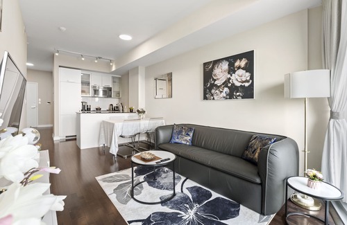 Toronto Entertainment District Condo | Luxurious lakeview condo near Scotiabank Arena with parking
