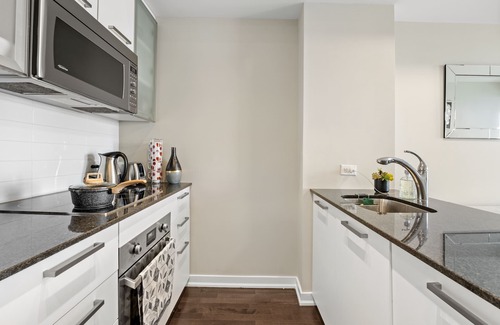 Toronto Entertainment District Condo | Luxurious lakeview condo near Scotiabank Arena with parking