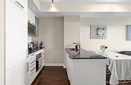 Toronto Entertainment District Condo | Luxurious lakeview condo near Scotiabank Arena with parking