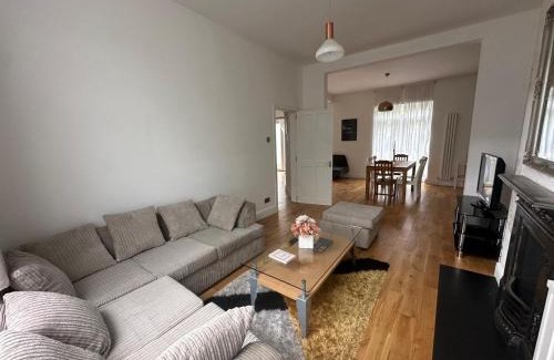 Lewisham House | Luxurious Living 4 Bedroom Home