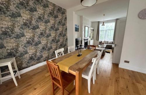 Lewisham House | Luxurious Living 4 Bedroom Home