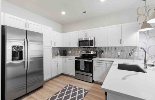 East Raleigh Apartment | Luxurious Living 5 Min From Downtown