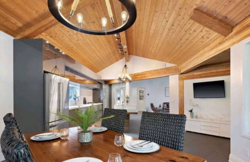Erin House | Luxurious living| Heated Pool| Hot Tub| Backyard Pond all on 14 acres!