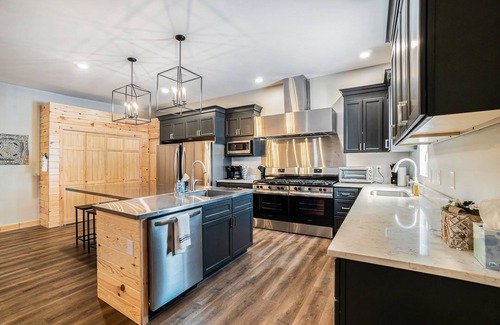 Lewiston Hotel | Luxurious Lodge w/4-lane bowling ally, great location next to lakes & trails