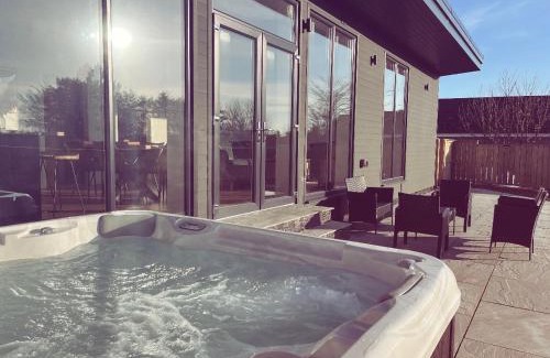 Wick Villa | Luxurious Lodge with Hot Tub on NC500 - Thrumster Lodges