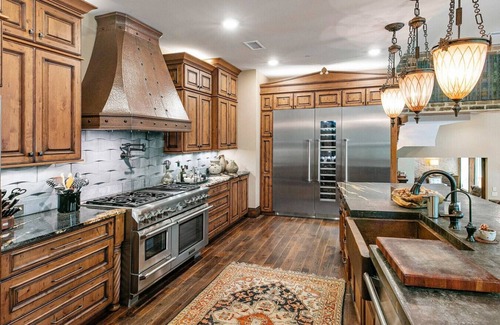 Downtown Knoxville Apartment | Luxurious Loft Overlooking Market Square!