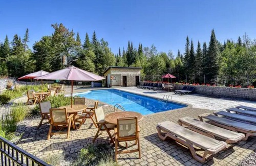 Lac Superieur Village Ski Chalet | Luxurious log cabin with private spa