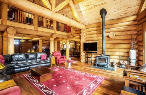 South Fork Hotel | Luxurious log cabin with river views, hot tub, firepit, outdoor areas, & W/D