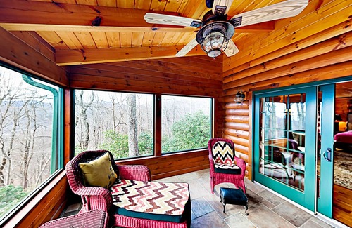 Old Fort House | Luxurious log cabin w/stunning views, WiFi, hot tub + 15 mins to Black Mountain