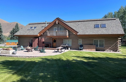 Sun Valley Cabin | Luxurious Log Home Retreat