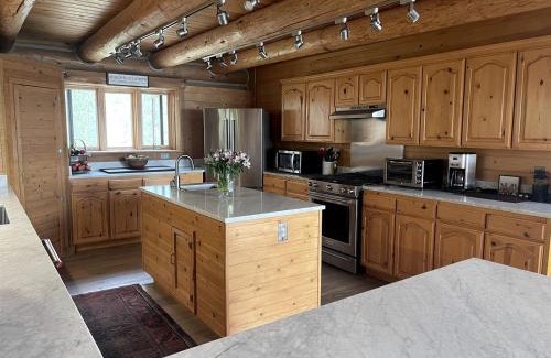 Cameron House | Luxurious Log Home with Madison River Views near Three Dollar Bridge, J & J Ranch, Montana