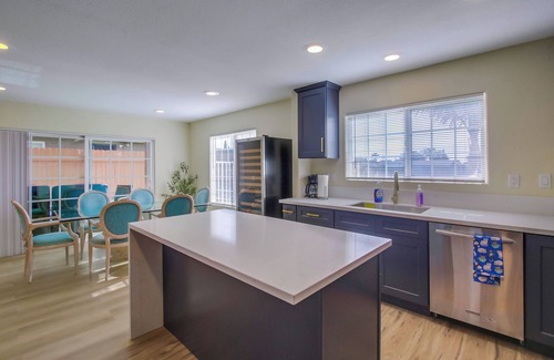 San Diego Villa | Luxurious Mansion with 5 bedrooms, FREE Heated Pool & SPA, Central Location