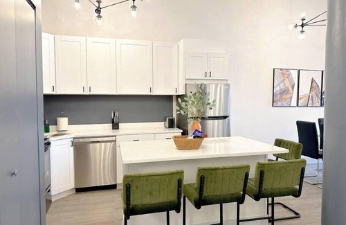 Near South Side Apartment | Luxurious McCormick 5 bed/4 bath Suite for up to 12 guests with optional parking