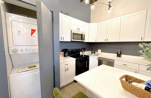 Near South Side Apartment | Luxurious McCormick 5 bed/4 bath Suite for up to 12 guests with optional parking