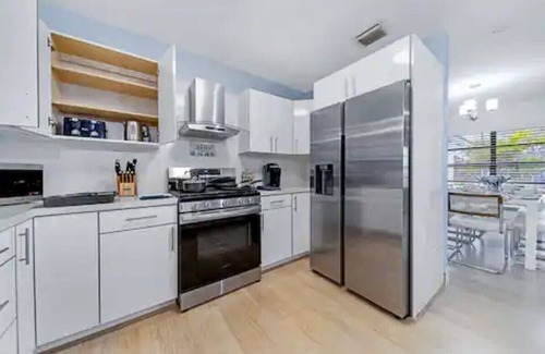 Cutler Bay House | Luxurious Miami Vacation Home with Pool 5BR/suites