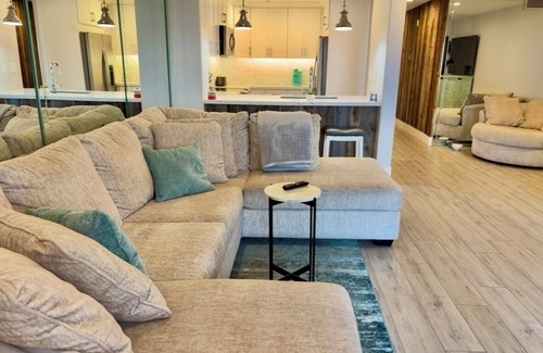 Huntington Beach Condo | Luxurious, modern, beachfront, condo w/hot tub, pool, BBQ, large private balcony
