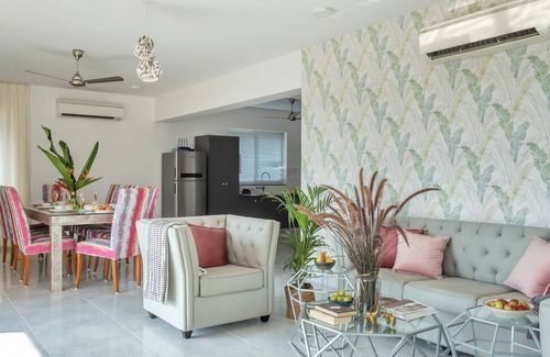 Pilerne Industrial Estates Apartment | Luxurious modern apartment w/hot tub - 5 min from the beach !!