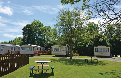 Narberth House | Luxurious modern caravan with one double with en suite W.
