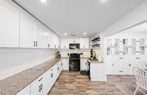 Angleton House | Luxurious Modern Farmhouse 3BR/2BA