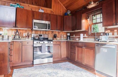 Sugar Grove House | Luxurious Mountain Retreat with Hot Tub Jacuzzi Suite & Wood-Burning Fireplace - 10 Min to Boone