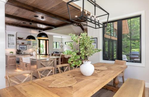 Lincoln House | Luxurious Mountain Retreat Hot Tub Pool Table