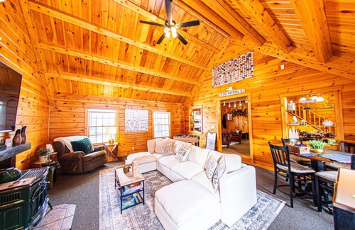 Maplecrest Apartment | Luxurious Mt Retreat Sauna Hot Tub Fire Pit & Park