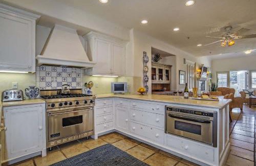 West Beach House | Luxurious Mykonos in Santa Barbara with Outdoor Deck Short Bike Ride to Beach