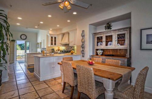 West Beach House | Luxurious Mykonos in Santa Barbara with Outdoor Deck Short Bike Ride to Beach