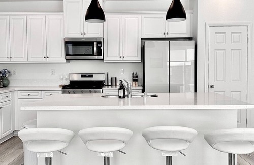 Ontario House | Luxurious New Home Rental /可中文