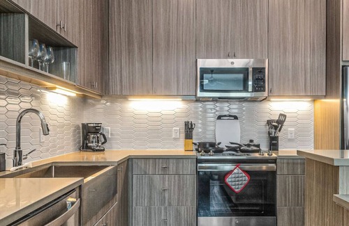 West Oak Hill Apartment | Luxurious New Unit|1Bd1Ba|Pool, Golf Sim