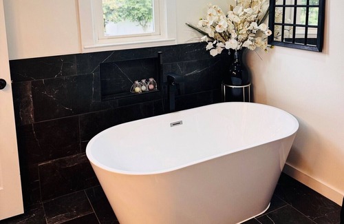 Hidden Valley House | Luxurious Newly Renovated Home-King Bdr/Lrg Tub near South End, NoDa & Uptown