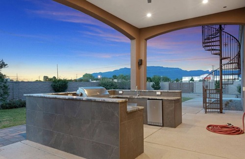 North Valley House | Luxurious North Valley Retreat, minutes to Balloon Fiesta Park, brewery & shops.
