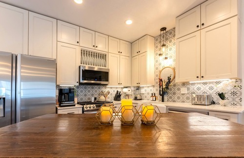 Littleton House | Luxurious Oasis Retreat w King Beds, Theater, & Hot Tub in the Heart of Old Town