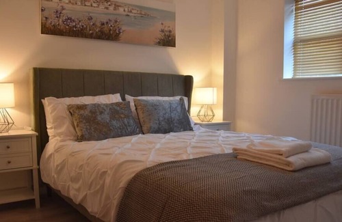 Milton Keynes Condo | Luxurious One Bed Renovated Flat in Milton Keynes