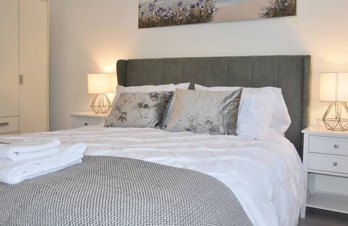 Milton Keynes Condo | Luxurious One Bed Renovated Flat in Milton Keynes