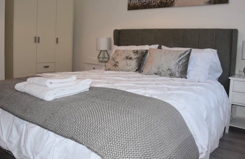 Milton Keynes Condo | Luxurious One Bed Renovated Flat in Milton Keynes